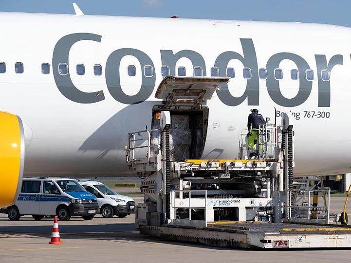 Mit einem Flugzeug von Condor kommen die Schutzmasken aus China für Niedersachsen auf dem Flughafen in Hannover an.