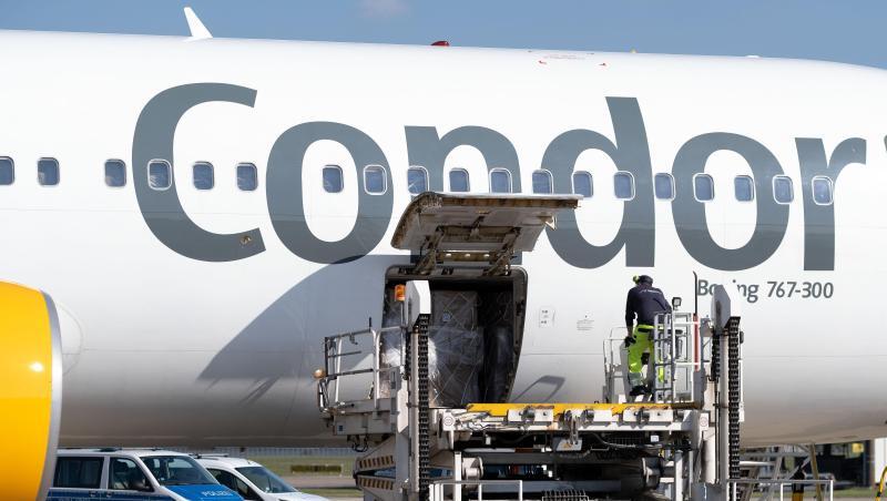 Mit einem Flugzeug von Condor kommen die Schutzmasken aus China für Niedersachsen auf dem Flughafen in Hannover an. Mit einem Flugzeug von Condor kommen die Schutzmasken aus China für Niedersachsen auf dem Flughafen in Hannover an.