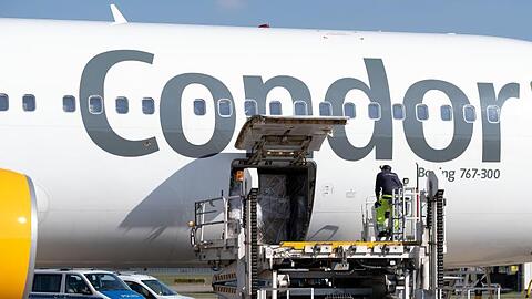 Mit einem Flugzeug von Condor kommen die Schutzmasken aus China für Niedersachsen auf dem Flughafen in Hannover an.