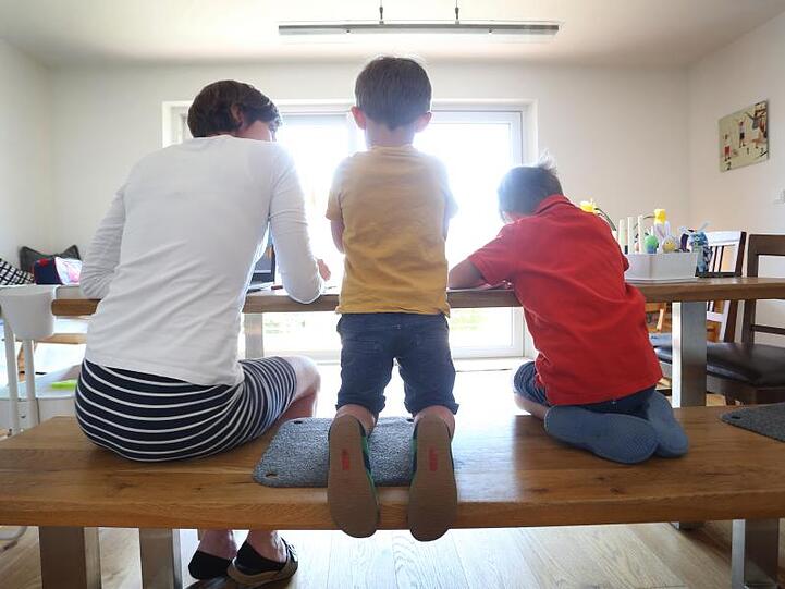 Eine Mutter betreut ihre Kinder, deren Kita infolge der Corona-Pandemie geschlossen ist.