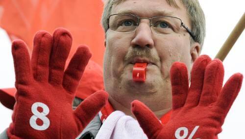 Ein Metaller macht mit Handschuhen seine Forderung deutlich: Die Streikenden wollen acht Prozent mehr Lohn. Ein Metaller macht mit Handschuhen seine Forderung deutlich: Die Streikenden wollen acht Prozent mehr Lohn.