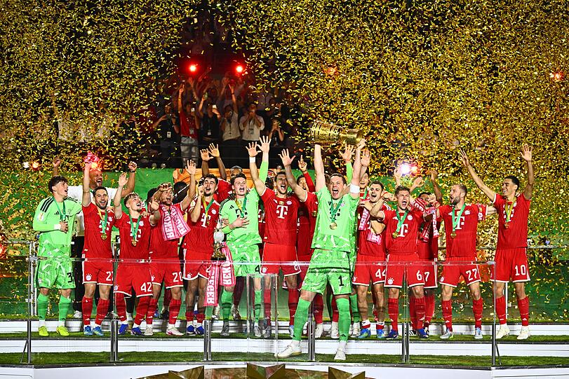 Darauf hat man beim FC Bayern sechs Jahre lang gewartet. Kapitän Manuel Neuer reckt den DFB-Pokal in den Berliner Nachthimmel. Darauf hat man beim FC Bayern sechs Jahre lang gewartet. Kapitän Manuel Neuer reckt den DFB-Pokal in den Berliner Nachthimmel.