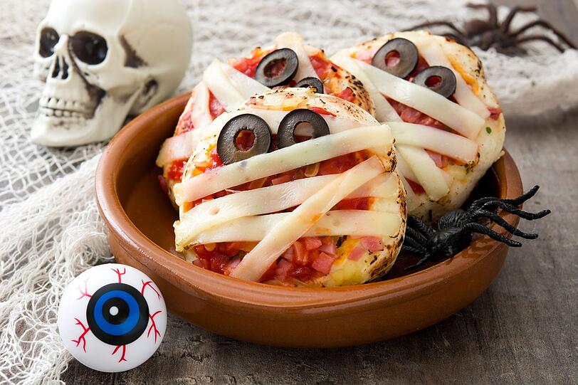 Apropos Pizza, wir hätten da noch ein paar Ideen. Wie wäre es mit kleinen Pizzahappen, die frisch mumifiziert sind? Ihr Freund und Helfer ist in diesem Fall der Käse, mit dem das ganz einfach darstellbar ist. Apropos Pizza, wir hätten da noch ein paar Ideen. Wie wäre es mit kleinen Pizzahappen, die frisch mumifiziert sind? Ihr Freund und Helfer ist in diesem Fall der Käse, mit dem das ganz einfach darstellbar ist.