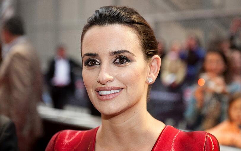 Was für eine Frau: Penélope Cruz verzauberte am Montagabend München. In einem traumhaften roten Seidenkleid erschien der Hollywood-Star zur Premiere von "Fluch der Karibik 4" im Mathäser Filmpalast.