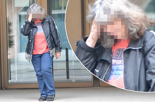 Die Noch-Justizbeamtin Brigitte S. (52) verlässt das Verwaltungsgericht. Sie kämpft gegen ihre Entlassung.