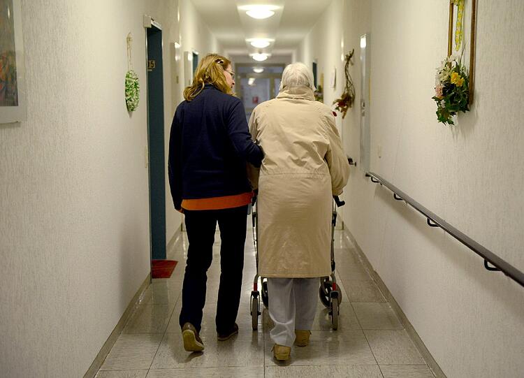 Gute Pflege geht über die medizinischen Aspekte weit hinaus. Die Caritas will etwa dank des verbesserten Pflegeschlüssels die persönliche Betreuung verbessern.