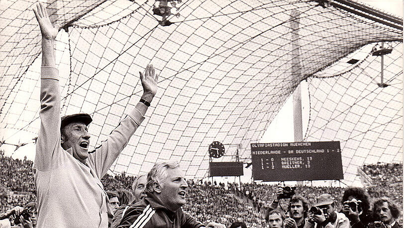 7. Juli 1974: Bundestrainer Helmut Schön und sein Assistent Jupp Derwall bejubeln das 2:1 der deutschen Nationalelf im Münchner WM-Finale gegen die Niederlande. 7. Juli 1974: Bundestrainer Helmut Schön und sein Assistent Jupp Derwall bejubeln das 2:1 der deutschen Nationalelf im Münchner WM-Finale gegen die Niederlande.
