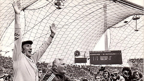 7. Juli 1974: Bundestrainer Helmut Schön und sein Assistent Jupp Derwall bejubeln das 2:1 der deutschen Nationalelf im Münchner WM-Finale gegen die Niederlande.