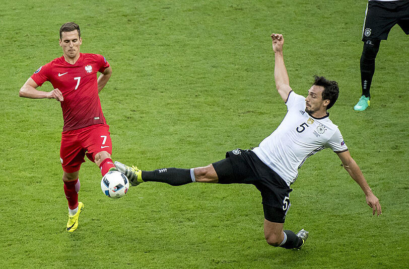 Mats Hummels: Note 2. Kam für Mustafi ins Team, zur Stelle bei einer Chance von Milik. Das Stellungsspiel ist das große Plus des künftigen Bayern-Profis. Starker Ballklau gegen Milik (52.). Fast wieder der Alte.