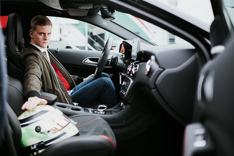 Mick Schumacher wählte den neuen Mercedes-AMG A 45 als Fahrschulauto