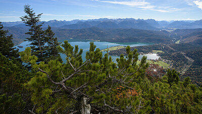 Strahlendblauer Himmel: Der Walchensee im Herbst. Ein Ehepaar ist am Wochenende in Bergnot geraten.