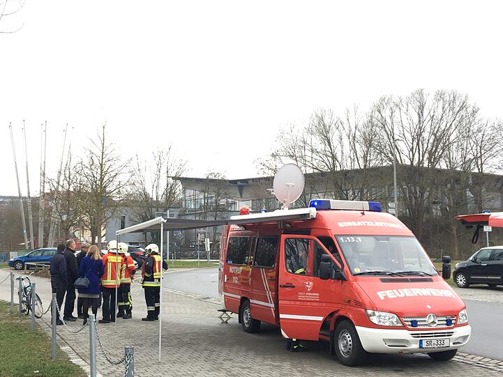 Am Stadion der Straubing Tigers ist am Mittwochmorgen Ammoniak ausgetreten. Die Polizei ist mit einem Großaufgebot vor Ort.