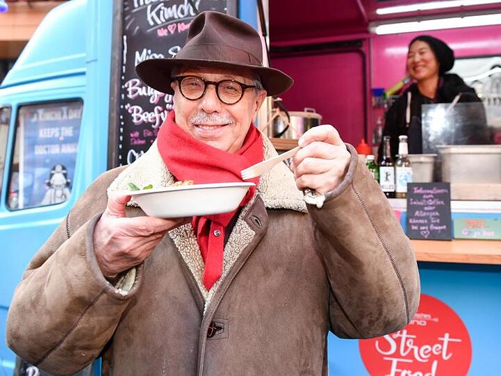 Berlinale-Direktor Dieter Kosslick eröffnet den Berlinale Street Food Markt auf dem Posdamer Platz.