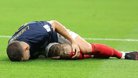 Der Schmerz und die bittere Gewissheit: Lucas Hernández zieht sich im Spiel gegen Australien einen Kreuzbandriss zu. Die WM ist für ihn beendet.