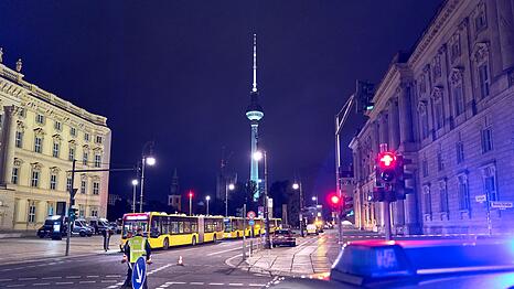 In Berlin-Mitte ist der Bereich um den Fundort einer Brandbombe abgesperrt worden.