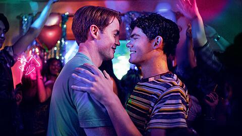 Nick (Kit Connor, links) und Charlie (Joe Locke) genie&szlig;en in "Heartstopper Forever" ihre Liebe.