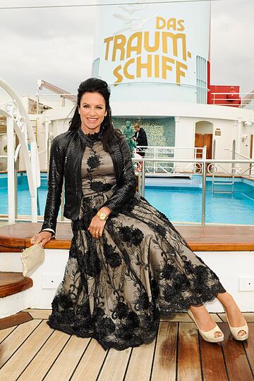 Als käme sie gerade aus einem Pilcher-Film: Christine Neubauer in XXL-Robe.