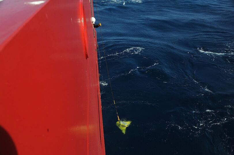 Endlich kommen auf der Suche nach dem Wrack von Flug MH370 U-Boote zum Einsatz. Hier wird eines ins Wasser gelassen.
