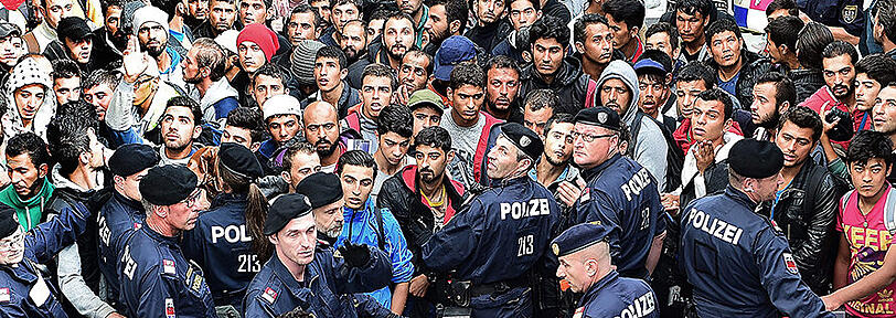 Tumultartige Szenen am Salzburger Hauptbahnhof. Tausende Flüchtlinge wollen in Züge Richtung Deutschland.