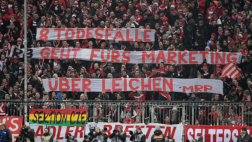 Auch im Hinspiel gab es eindeutige Proteste der Bayern-Fans.