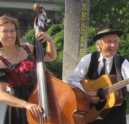 Rainer und Doro Berauer sind die "Isarschiffer". Am Freitag singen sie beim Sommerfest.