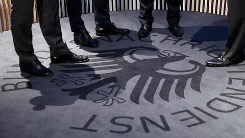 Nach den Enthüllungen über das Jahrzehnte lange Ausspionieren fremder Staaten durch die Geheimdienste BND und CIA verlangen Parlamentsabgeordnete in Deutschland und der Schweiz Aufklärung.