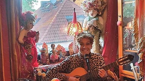 Musik ist ihr Leben: Sissi Perlinger singt - und spielt Percussion und Gitarre.