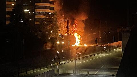 Brand an einer Diesellok sowie einem Bauzug-Element in München. Foto: Bundespolizei