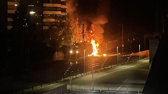 Brand an einer Diesellok sowie einem Bauzug-Element in München. Foto: Bundespolizei