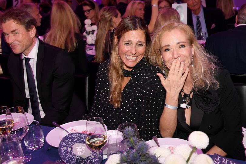 Jens Lehmann, Conny Lehmann und Carin Panton von Halem haben sichtlich Spaß bei der PIN-Auktion. Jens Lehmann, Conny Lehmann und Carin Panton von Halem haben sichtlich Spaß bei der PIN-Auktion.