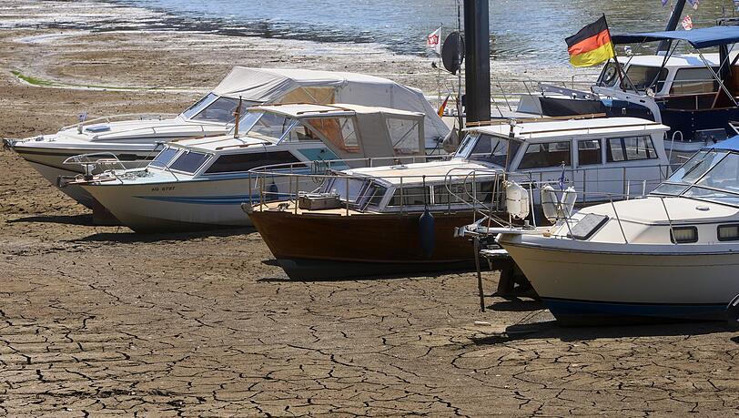 Die Wasserst&auml;nde im Rhein sind wegen der anhaltenden Trockenheit stark gesunken.