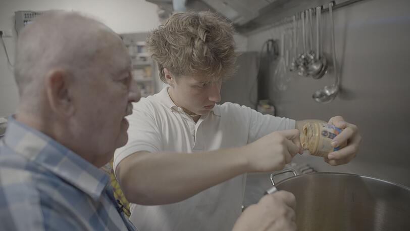 Die beiden Servicekräfte Ben (19) und Gunther (77) kochen zusammen in der Gaststätte "Wundertüte". Die beiden Servicekräfte Ben (19) und Gunther (77) kochen zusammen in der Gaststätte "Wundertüte".