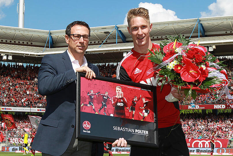 Im letzten Saisonspiel gegen Werder Bremen wird Sebastian Polter (rechts) vor dem Anpfiff von Club-Sportvorstand Martin Bader offiziell verabschiedet.