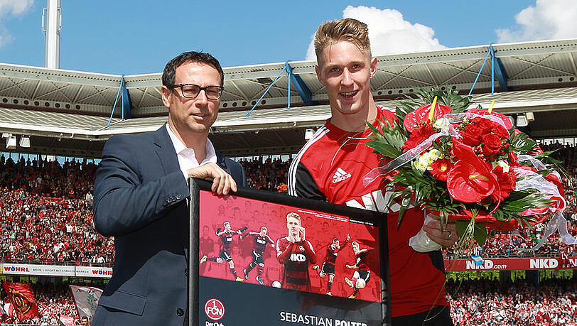 Im letzten Saisonspiel gegen Werder Bremen wird Sebastian Polter (rechts) vor dem Anpfiff von Club-Sportvorstand Martin Bader offiziell verabschiedet. Im letzten Saisonspiel gegen Werder Bremen wird Sebastian Polter (rechts) vor dem Anpfiff von Club-Sportvorstand Martin Bader offiziell verabschiedet.