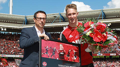 Im letzten Saisonspiel gegen Werder Bremen wird Sebastian Polter (rechts) vor dem Anpfiff von Club-Sportvorstand Martin Bader offiziell verabschiedet.