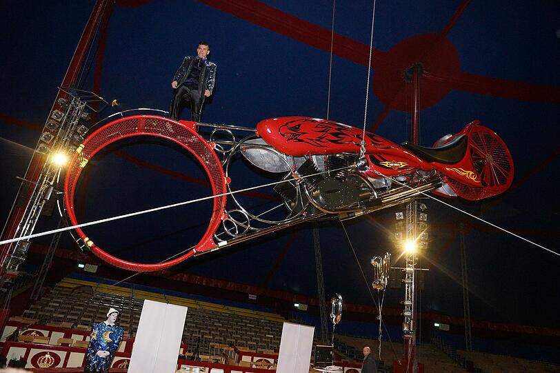 Crazy Wilson aus Kolumbien ist das akrobatische Highlight der Krone-Evolution. Er schwebt auf den Flügeln des Todesrades und zeigt auf dem &bdquo;Fliegenden Motorrad&ldquo; - mit viel Adrenalin im Blut &ndash; den gefährlichsten Ritt aller Zeiten.Einsamer Höhepunkt ist der Salto Mortale auf dem Außenrad in 10 Meter Höhe bei 120 km/h im UV-Licht.