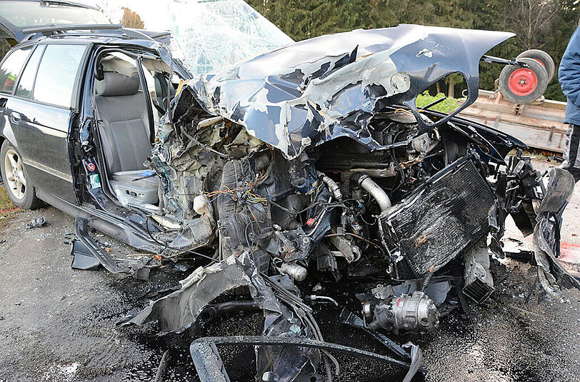Bilder vom Unfallort bei Bodenkirchen. Ein BMW ist hier frontal mit einem Traktor zusammengestoßen.