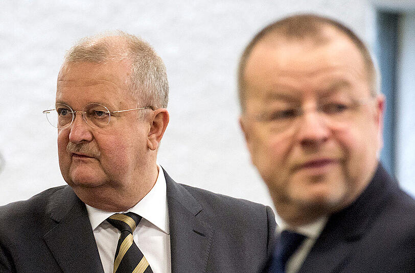 Der ehemalige Vorstandsvorsitzende der Porsche Automobil Holding SE, Wendelin Wiedeking (l), und der ehemalige Finanzvorstand Holger Härter stehen im Landgericht in Stuttgart. Foto: Marijan Murat/Archiv