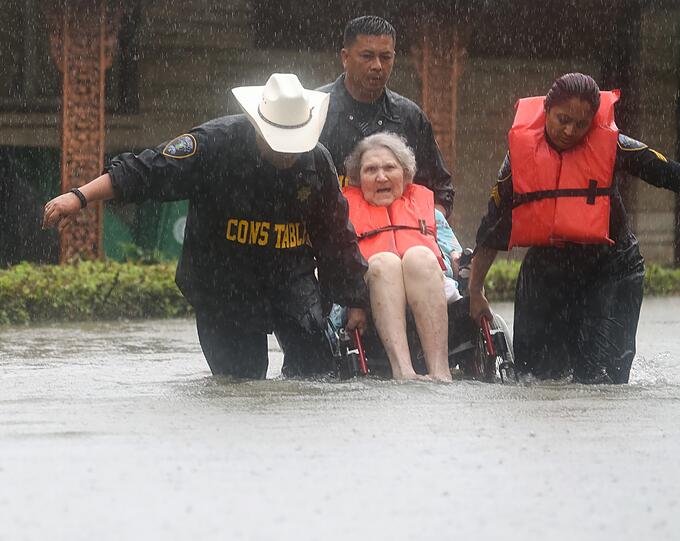 Tropensturm "Harvey" wütet über Texas - der US-Staat versinkt im Chaos.