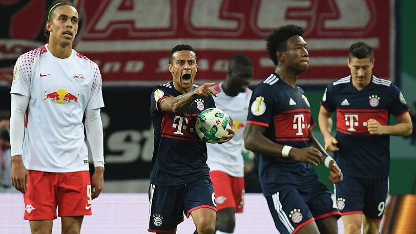 Bayern-Profi Thiago (Zweiter von links) bejubelt am Mittwoch seinen Treffer zum 1:1.