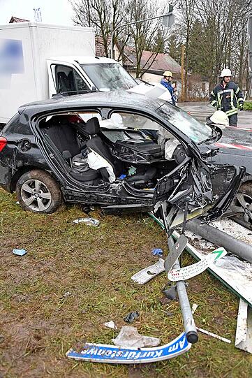 In Eschenried ist ein Kleintransporter in einen 1er BMW gekracht - es wurden vier Menschen verletzt.