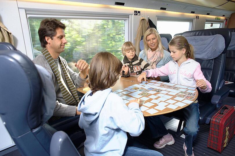 Mit der Bahn reisen Familien oft günstiger.
