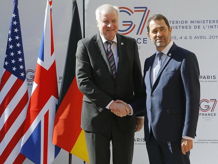 Christophe Castaner (r), Innenminister von Frankreich, empfängt Horst Seehofer (CSU), Deutschlands Innenminister, zum G7-Innenministertreffen. Foto: Michel Euler/AP/dpa/Archivbild