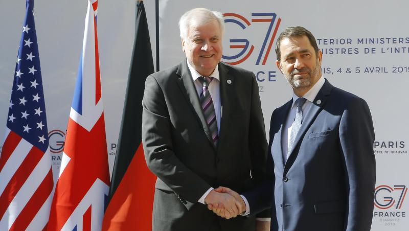 Christophe Castaner (r), Innenminister von Frankreich, empfängt Horst Seehofer (CSU), Deutschlands Innenminister, zum G7-Innenministertreffen. Foto: Michel Euler/AP/dpa/Archivbild Christophe Castaner (r), Innenminister von Frankreich, empfängt Horst Seehofer (CSU), Deutschlands Innenminister, zum G7-Innenministertreffen. Foto: Michel Euler/AP/dpa/Archivbild