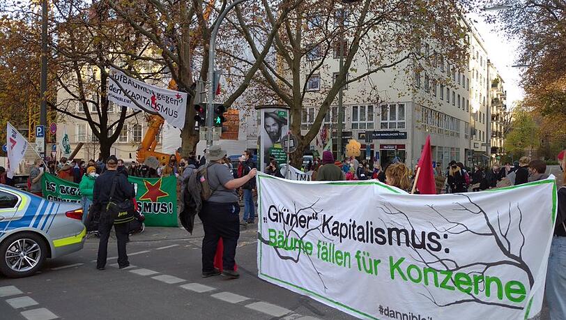 Die Aktivisten vor dem Büro der Grünen.