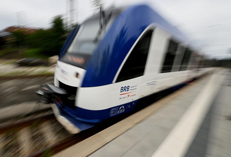 Ein Zug der Bayerischen Regionalbahn (BRB) verlässt den Bahnhof Schaftlach.