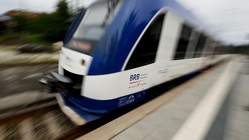 Ein Zug der Bayerischen Regionalbahn (BRB) verlässt den Bahnhof Schaftlach. Ein Zug der Bayerischen Regionalbahn (BRB) verlässt den Bahnhof Schaftlach.