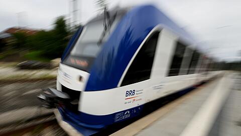 Ein Zug der Bayerischen Regionalbahn (BRB) verlässt den Bahnhof Schaftlach.