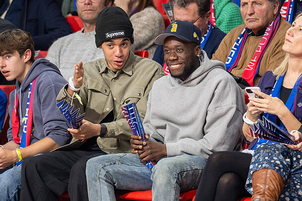 Jamal Musiala und Alphonso Davies sind regelmäßig bei Heimspielen der Bayern-Basketballer in der Halle. Jamal Musiala und Alphonso Davies sind regelmäßig bei Heimspielen der Bayern-Basketballer in der Halle.
