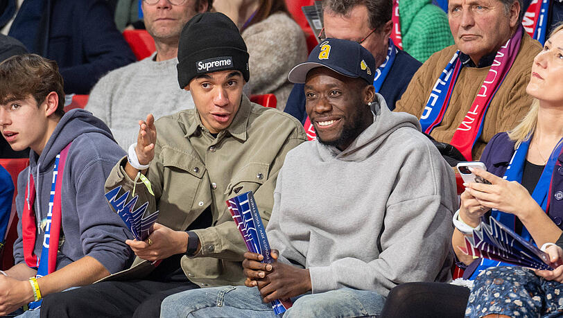 Jamal Musiala und Alphonso Davies sind regelm&auml;&szlig;ig bei Heimspielen der Bayern-Basketballer in der Halle.